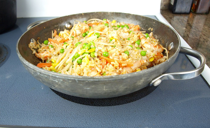 Gebratener Reis aus dem Wok mit Gemüse