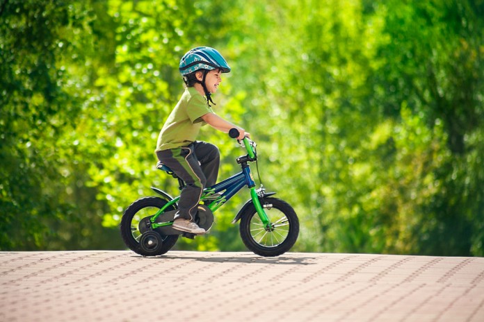 erste fahrrad kaufen Kind auf Fahrrad