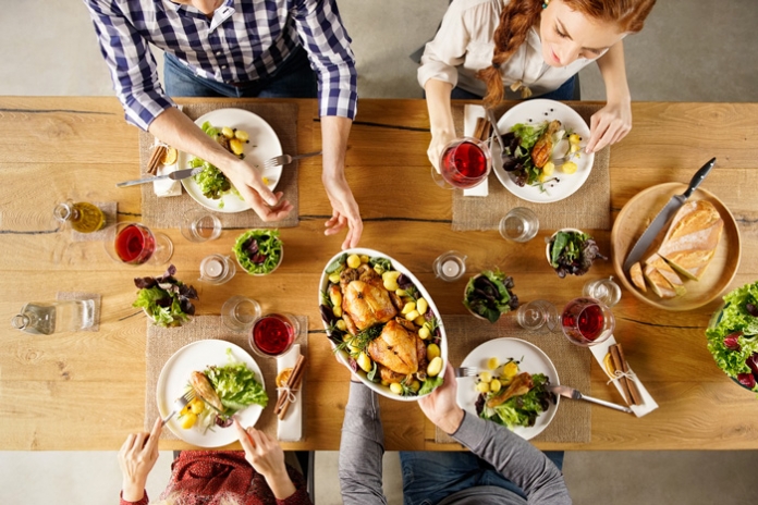 Familie_Essen_Tisch Nahrungsmittel Familientisch