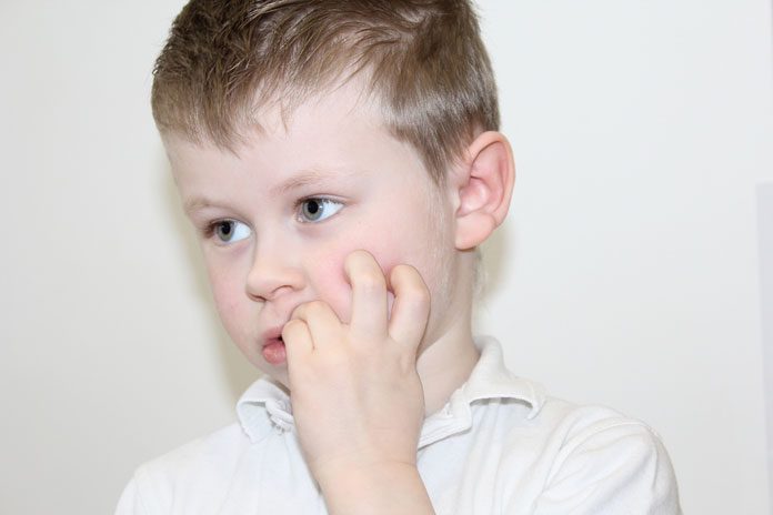 kind-nägel-beißen naegelbeissen-mein-kind-kann-einfach-nicht-aufhoeren