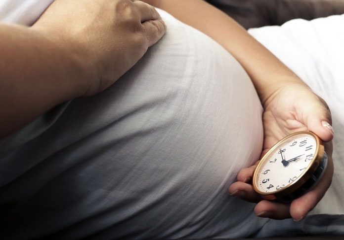 baby-über-termin shutterstock ID: 382211077 Schwangere mit Uhr