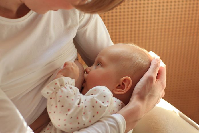 ernährung-stillen 137215352 Baby trinkt an der Brust