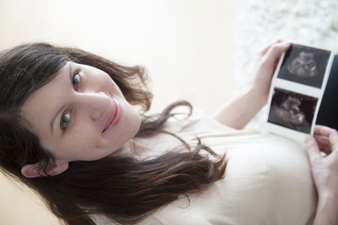 schwanger-ultraschall-baby Schwangere mit Ultraschall-Bild