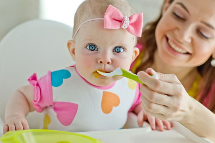 Baby_füttern_Brei_Mutter Mutter füttert Baby mit Brei