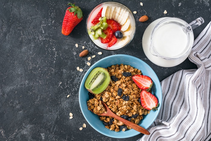 Frühstück-Müsli-Früchte-Joghurt-Milch 621987827 Frühstücksmüsli