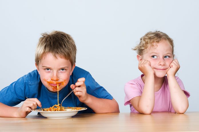 tischmanieren-kinder 108107777 Kind isst Spaghetti