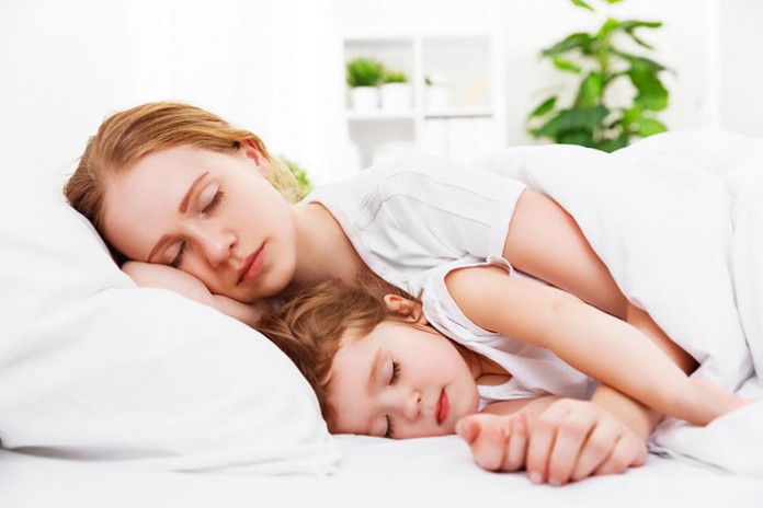 Kind_schlafen_Mutter - shutterstock ID 387801670
