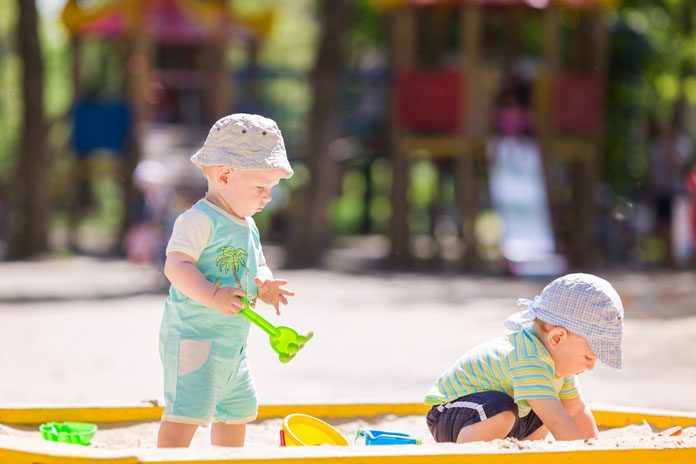 kinder-teilen-lernen Kinder in der Sandkiste