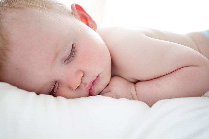 baby-8-monate-schläft-nicht
