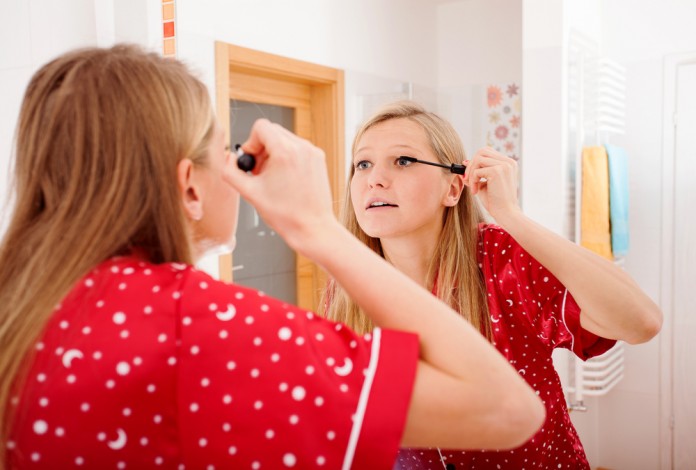 jungmami schminken 166817903 Frau schminkt sich