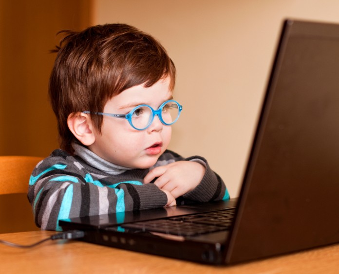 lerncomputer für kinder Kind sitzt vor Lerncomputer
