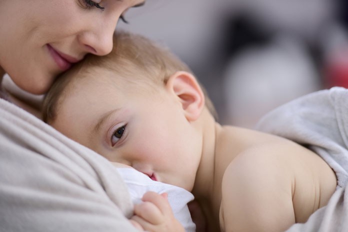 angst-verwöhnen 332360210 Baby schmiegt sich an Mutter