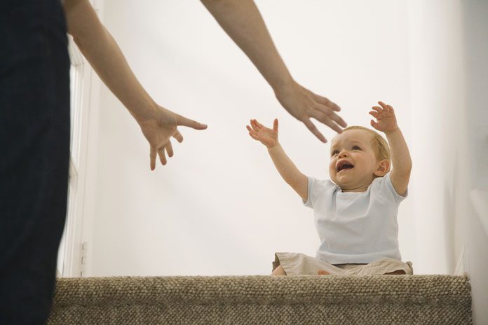 zu-früh-hinsetzen-baby-kind shutterstock ID 98077943 Baby streckt Hände nach Mutter aus