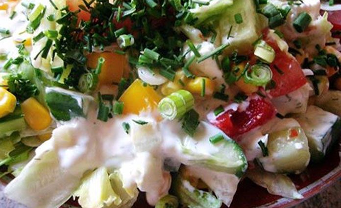 Bunter Salat mit Joghurt-Käse Dressing - welovefamily.at