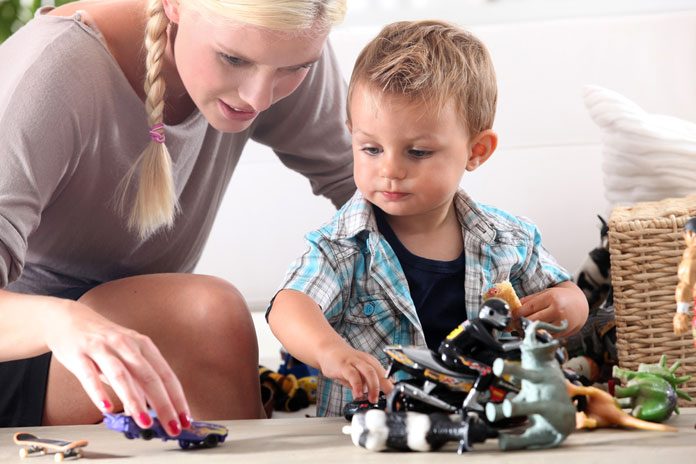 babysitter-lohn 89737843 Kind spielt mit Babysitter