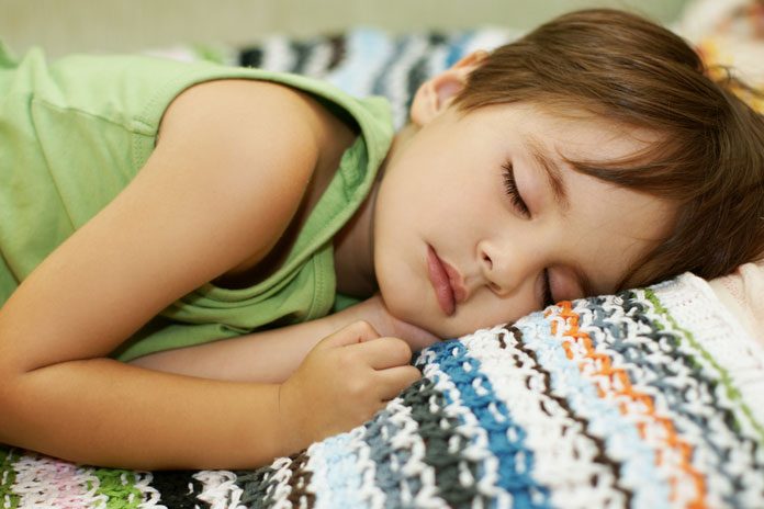 bettnässen-kind shutterstock ID 61278121