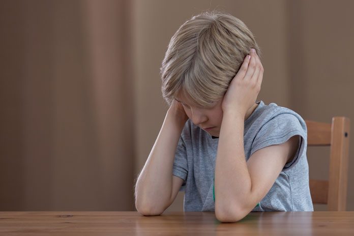 hochsensibel-kind-tipps-alltag 297182402 Kind hält sich die Ohren zu