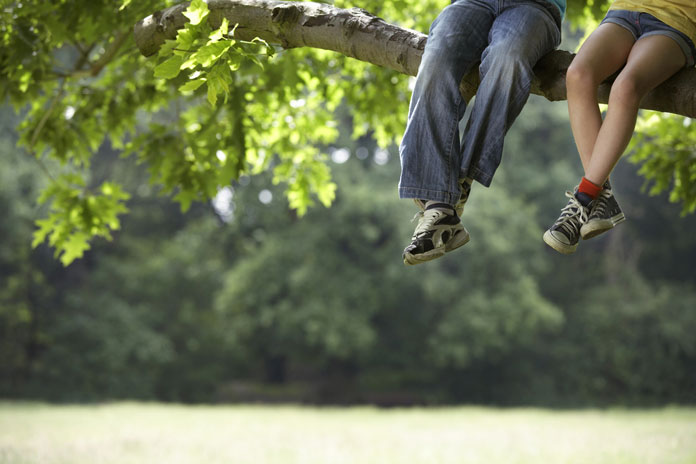 kind-auf-baum-klettern