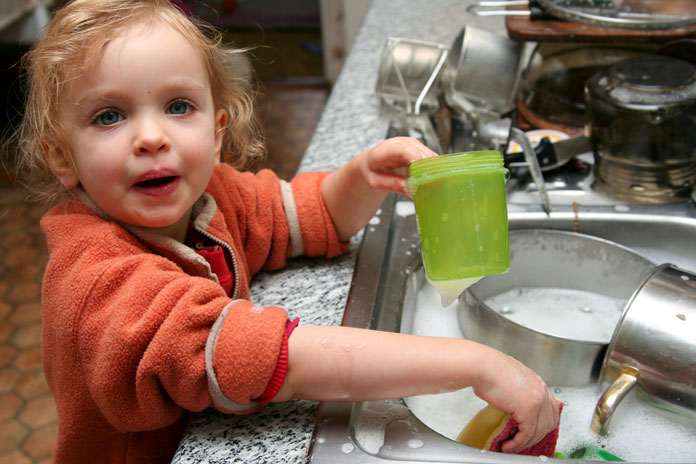 kind-kochen-wasser