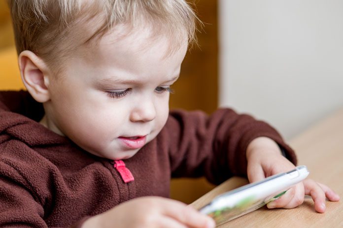 kinderfotos-internet Kind spielt mit Handy Kinderfotos im Netz