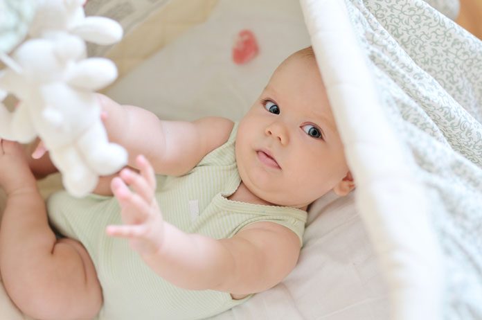 nestchen-babybett-gefährlich shutterstock ID: 141521104