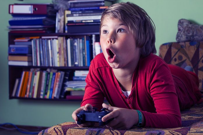 kind-computer-spielen 207398446 Kind mit Computerspiel