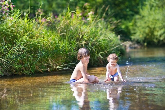 kindgerechte-baeder-wien 153350012 Kinder planschen im See