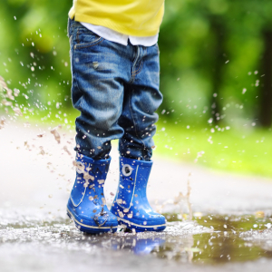 Herbst Spielen Kind mit Wasserpfütze