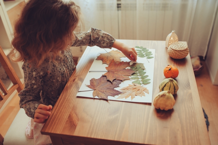 Herbst-Mädchen-basteln-mit-Blätter 423132940 Basteln mit Blöttern