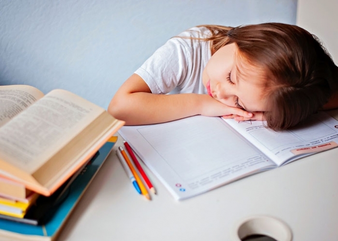Kind-schlafen-bei-Hausaufgaben1-shutterstock-ID-560326990-696x497 Schulkind schläft