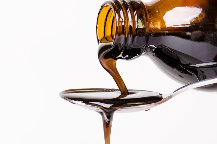 tannenwipfel-sirup shutterstock ID 400678726 tannenwipfel-sirup
