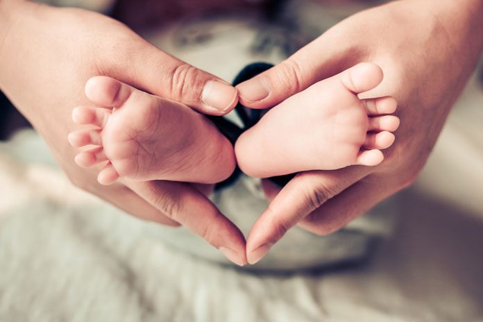fremdkoerper-verschluckt-baby-kind 143926591 fremdkoerper-verschluckt-baby-kind