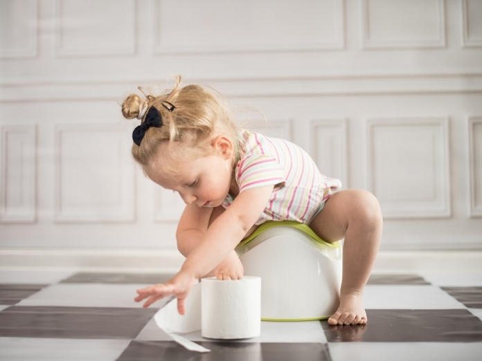 kind_Töpfchen - shutterstock_243863806 Kind auf Töpfchen