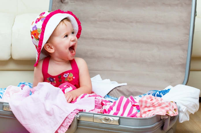 Baby_Koffer_reisen Shutterstock ID 188691764 Baby Karenz reisen