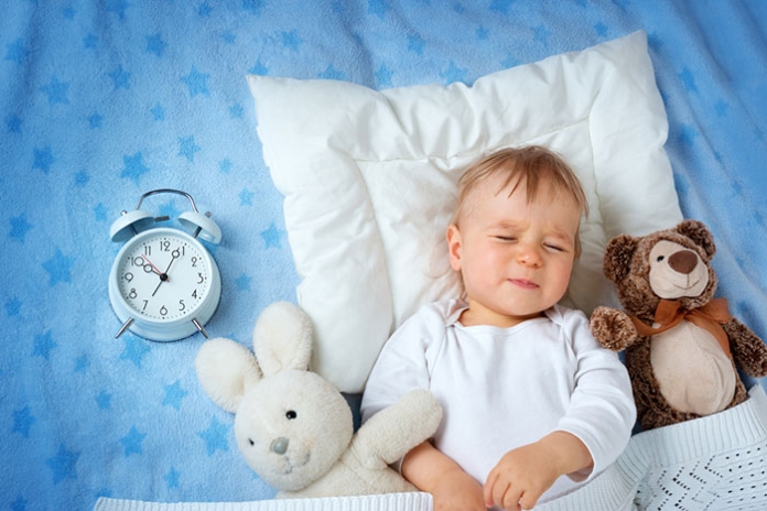 Baby_schlafen_Kuscheltier 2 - shutterstock ID 526827898
