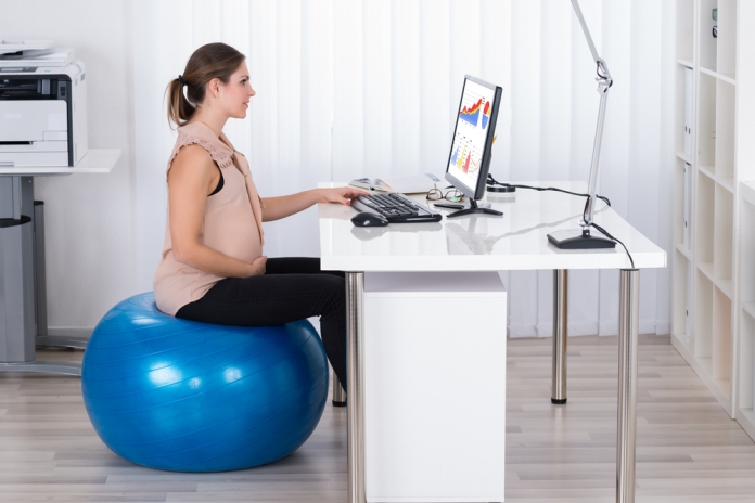 Schwanger-Arbeiten-Büro-Fitnessball 379678732