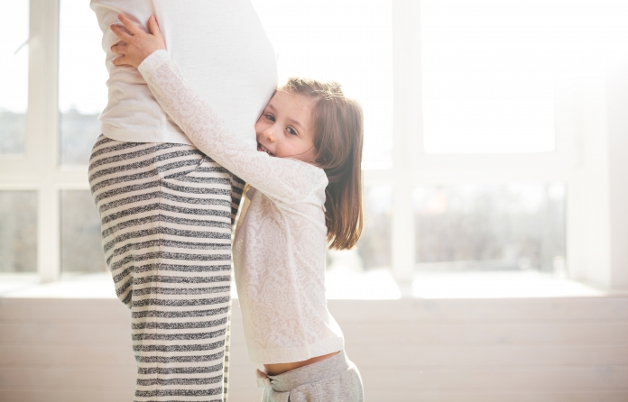 woche 24_shutterstock_600134030 Geschwisterkinder hochheben während der Schwangerschaft