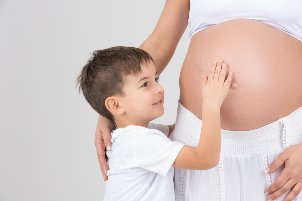 Geschwisterkind auf Schwangerschaft vorbereiten