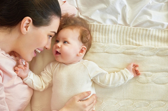Baby_lachen_komuniziert - shutterstock_357637607 Baby kommuniziert mit Mutter