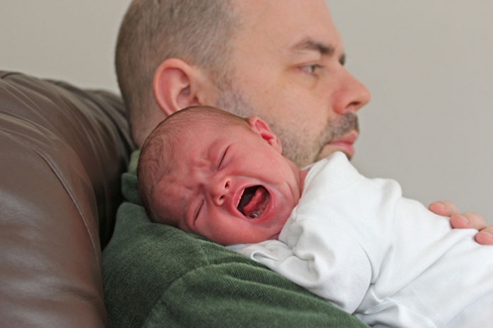 Baby_weinen_Vater3 - shutterstock ID 82869481 Vater hält schreiendes Baby