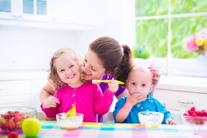 Kinder essen Brei Kinder essen Brei mit Mutter