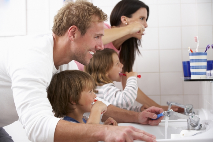 shutterstock ID 284497397 Familie beim Zähneputzen