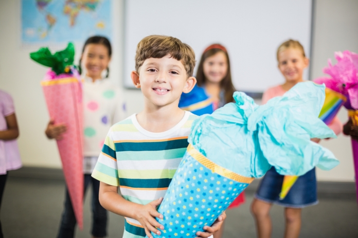 shutterstock_574025266 (3) Kinder mit Schultüte