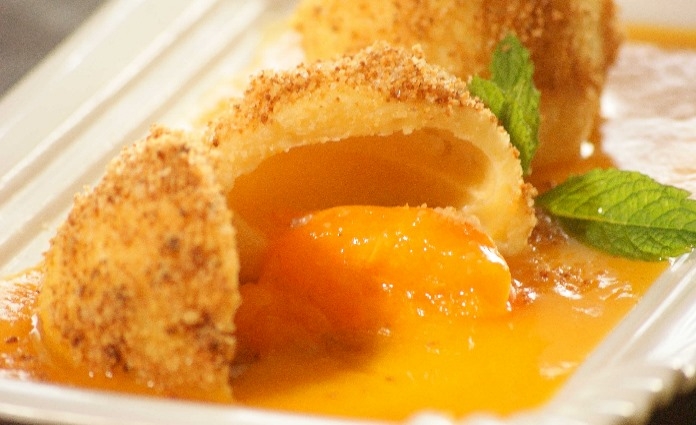 Flaumige Marillenknödel mit Nussbrösel Flaumige Marillenknödel mit Nussbrösel