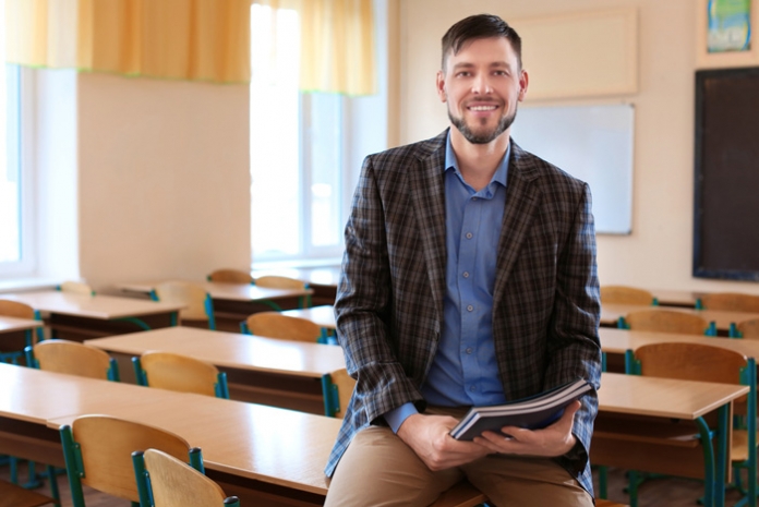 Schule_Lehrer_Klassenzimmer 587749046 Elternabend