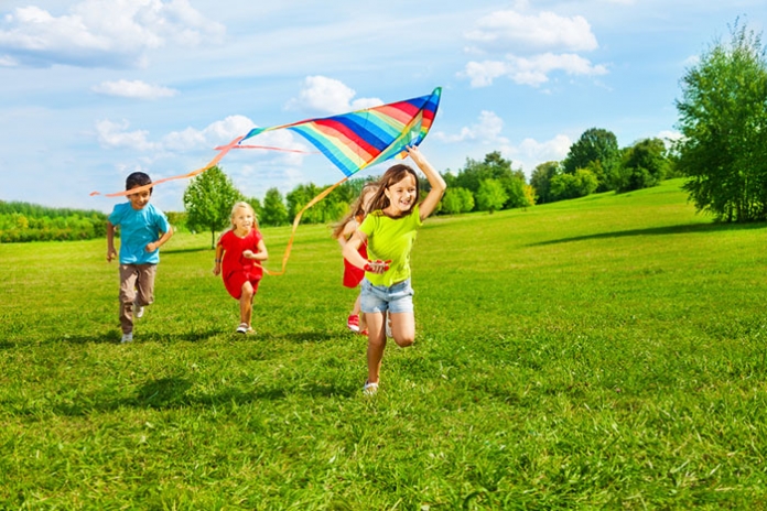 Kinder_spielen_Wiese_Drache - shutterstock ID 159883589