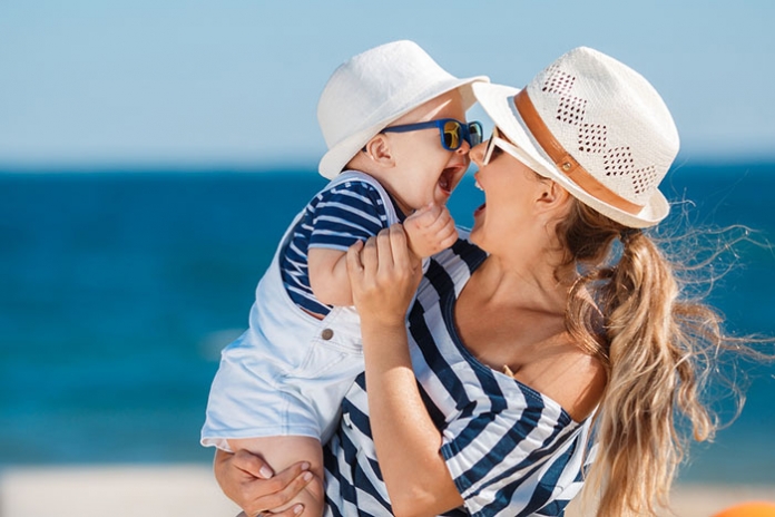 Familie-Mutter-Baby-lachen 323520545 Mutter mit lachendem Baby am Strand