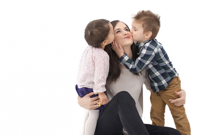 Shutterstock ID: 255768052 Kinder küssen Mutter
