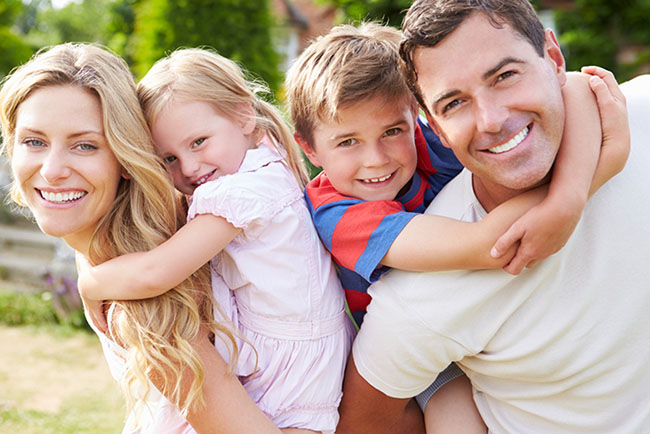 Familie_Huckepack_Wiese2 shutterstock ID 156648317 Familie Huckepack