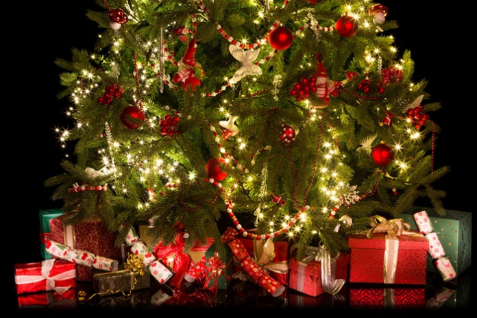 Weihnachten-Baum-unten-Geschenke Weihnachtsbaum mit Geschenken